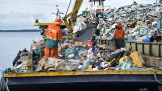 Prefeitura de Manaus faz transbordo de 500 toneladas de lixo
