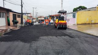 Prefeitura avança com recuperação asfáltica em novas ruas no Petrópolis