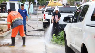 Prefeitura realiza limpeza na praça Rosa Dourado no São José 3