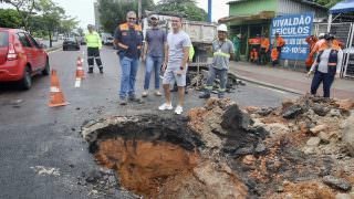 David Almeida vistoria obra emergencial na avenida Djalma Batista
