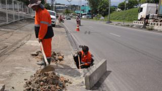 Prefeitura realiza reparo em tubulação na avenida Rodrigo Otávio