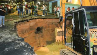 Prefeitura de Manaus inicia obra para fechar cratera no Gilberto Mestrinho