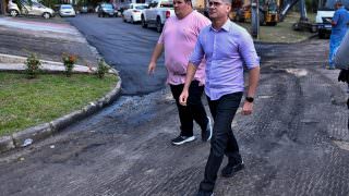 Prefeito fiscaliza fase final de recapeamento no conjunto Ayapuá