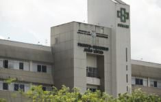 Pacientes sofrem em corredores no maior hospital de Manaus