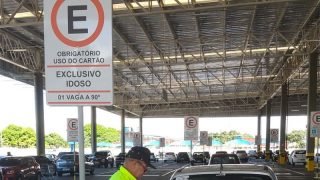 Mais de 40 motoristas são autuados por uso irregular de ‘vagas especiais’