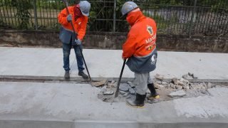 Prefeitura inicia reparo em trecho danificado da ciclovia da Ponta Negra