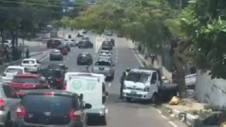 Carro capota em cruzamento próximo a shopping de Manaus