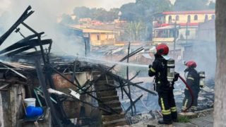 Em ação rápida, Corpo de Bombeiros impede propagação de incêndio para cinco casas no bairro Japiim