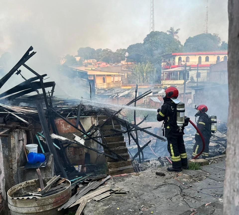 Em ação rápida, Corpo de Bombeiros impede propagação de incêndio para cinco casas no bairro Japiim