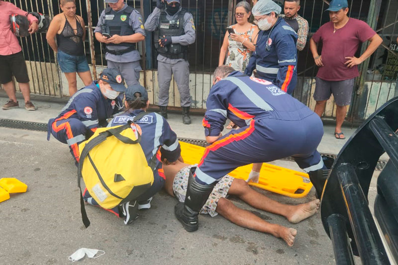 Homem é espancado por suspeita de aliciar um menino em Manaus