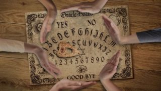 Jogo dos Espíritos: Crianças brincam com tabuleiro Ouija e passam mal