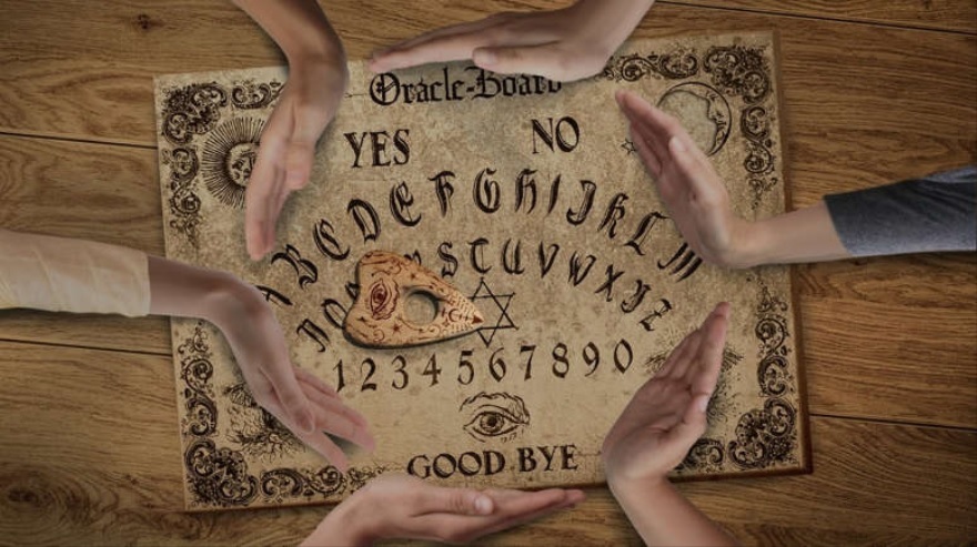 Jogo dos Espíritos: Crianças brincam com tabuleiro Ouija e passam mal