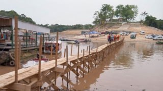 Marina do Davi recebe ponte para conter impactos da seca dos rios