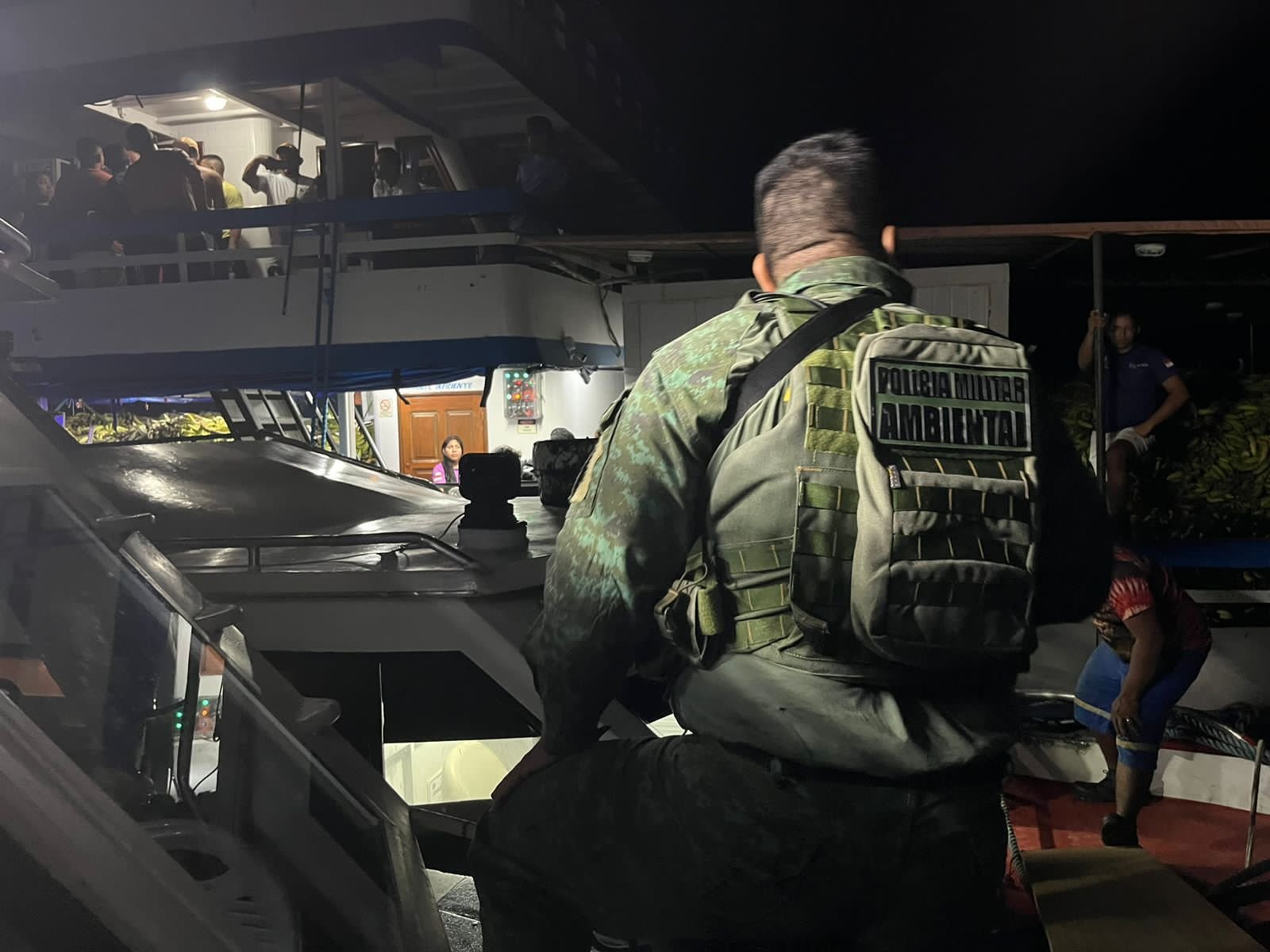 FOTO: Divulgação/SSP-AM Passageiros são resgatados após embarcação bater em banco de areia