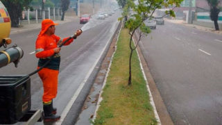 Prefeitura resfria vias para evitar focos de incêndio e minimizar calor