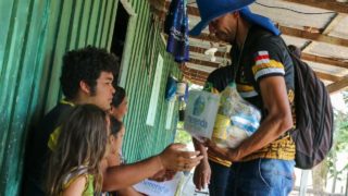 Wilson Lima anuncia retorno do Aula em Casa e reforço na ajuda humanitária