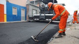 Asfalta Manaus’  bairro de Petrópolis recebe mais de 530 toneladas de massa asfáltica