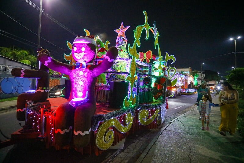 A parada natalina contou com quatro carros alegóricos decorados e repletos de luzes, transportando consigo personagens vivos (A parada natalina contou com quatro carros alegóricos decorados e repletos de luzes, transportando consigo personagens vivos ( Em novo formato, ‘Parada Natalina’ leva encanto às ruas da zona Centro-Oeste da capital