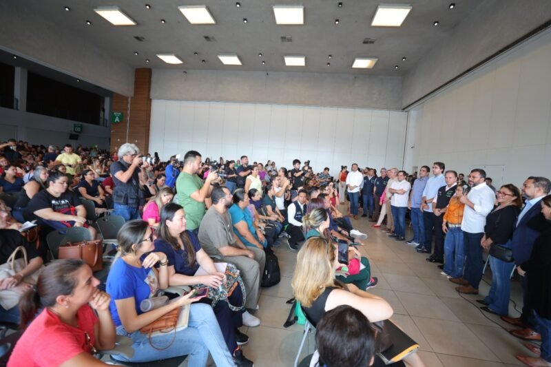 Cerca de 1.721 enfermeiros farão parte do quadro de funcionários contratados pelo Estado (Foto: Alex Pazuello/Secom)
Enfermeiros comemoram contratação direta pelo Estado