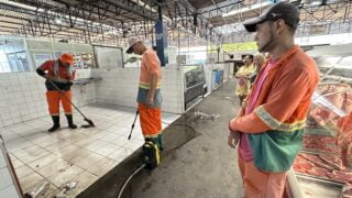 Feira Municipal do Santo Antônio recebe sanitização da Prefeitura de Manaus
