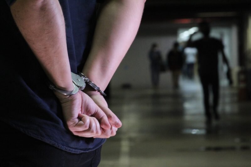 Prisão (Foto: Erickson Andrade/SSP-AM)
Foragido é preso ao fazer inscrição no CPF para obter Carteira de Identidade Nacional
