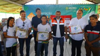 Governo do Amazonas entrega cestas básicas e kits do “Merenda em Casa” em Parintins