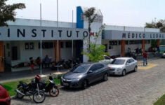 Motociclista morre após colidir com carro parado em Manaus