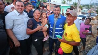 Moradores da comunidade Coliseu I comemoram obras do Asfalta Amazonas
