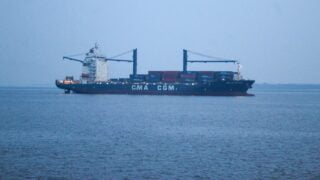 Navios de carga chegam para abastecer indústria e comércio em Manaus