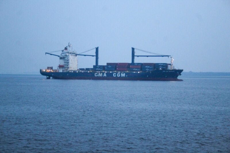 Navios de carga chegam para abastecer indústria e comércio em Manaus