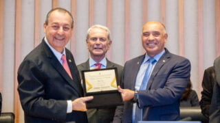 Omar Aziz recebe título de Cidadão Honorário de Brasília