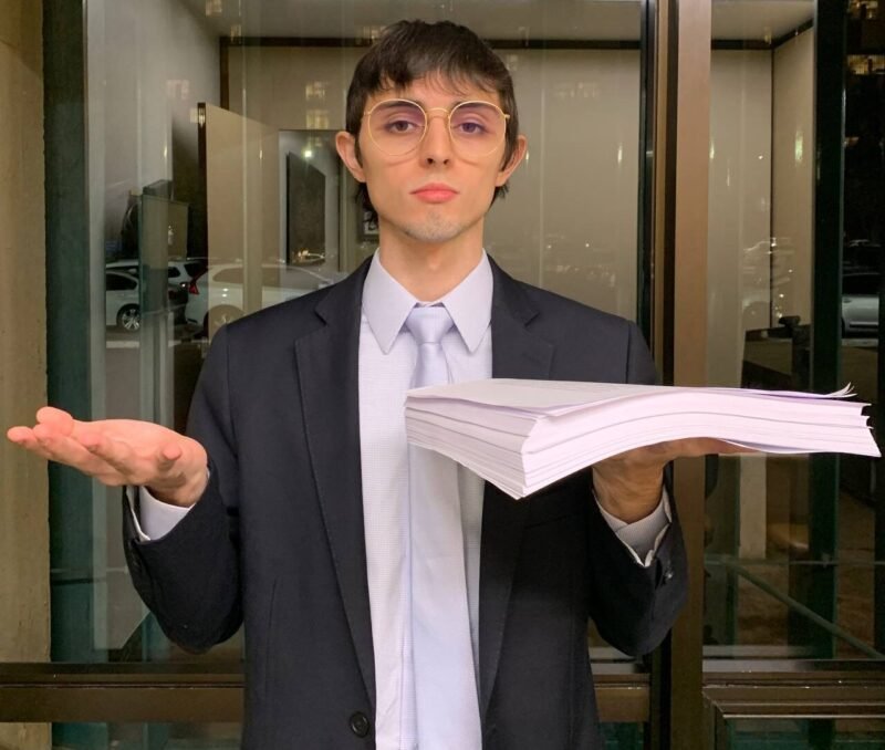 Amom Mandel / Redes Sociais Página responde críticas por Amom na internet e sobra para social media