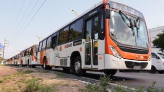 Prefeito David Almeida entrega mais 15 novos ônibus