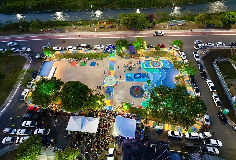 Prefeito inaugura primeira praça molhada de Manaus na Zona Sul