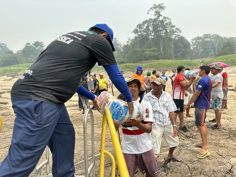 Prefeitura de Manaus leva ajuda humanitária a 120 famílias ribeirinhas