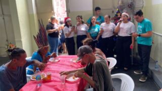 Moradores de rua do Centro de Manaus são beneficiados com almoço e cantata de Natal