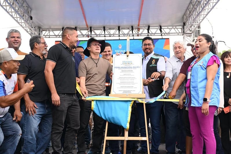 Prefeito inaugura a primeira feira municipal no bairro Colônia Antônio Aleixo
