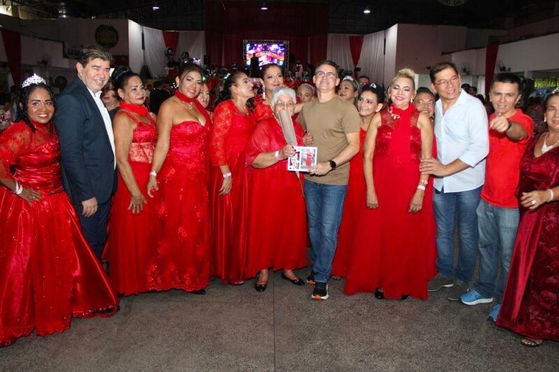 Prefeitura de Manaus promove baile de debutantes para idosas
