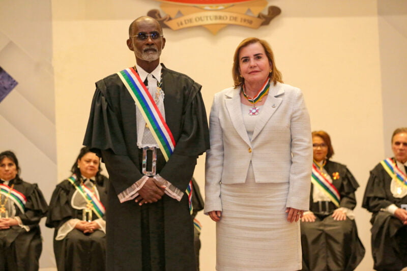 Presidente do TCE-AM é homenageada com medalha da Ordem do Mérito Judiciário