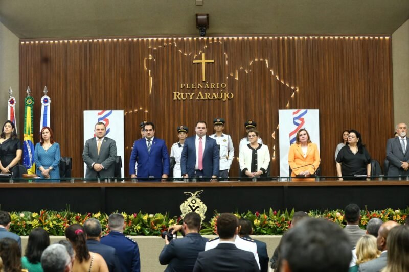 Representando o Tribunal de Contas do Amazonas (TCE-AM), a conselheira-presidente Yara Amazônia Lins compôs mesa de autoridades (Foto: Filipe Augusto) Presidente do TCE-AM participa de entrega da Medalha do Mérito Legislativo na Aleam