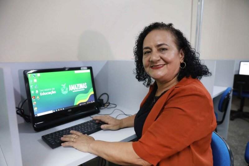 Dona Raimunda Silva de Souza, de 61 anos, recebeu a certificação dos ensinos Fundamental e Médio (Foto: Euzivaldo Queiroz/Seduc-AM) Seduc-AM: Provão eletrônico certificou mais de 31 mil pessoas em 2023