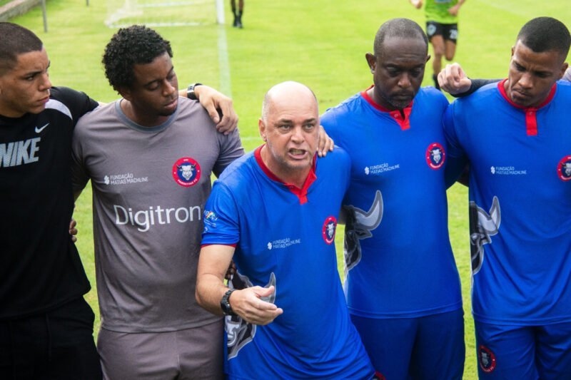 Técnico Maurinho Fonseca durante conversas com os seus jogadores (Foto: Divulgação/RPE Parintins) RPE Parintins estreia confiante e vai lutar pelo calendário nacional de 2025