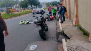 Após cair na pista, motociclista morre ao ser atropelado por carro