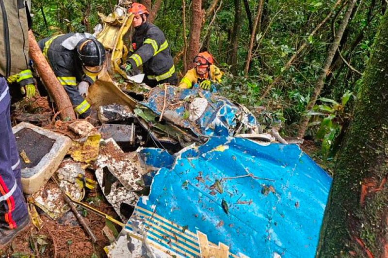 Aeronave caiu numa região de mata (Foto: Divulgação/Corpo de Bombeiros) Avião com 2 pessoas a bordo cai na região do ABC Paulista
