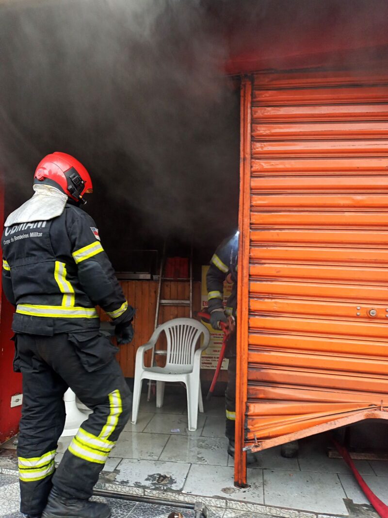 Bombeiros impedem propagação de incêndio em lanchonete no bairro Betânia