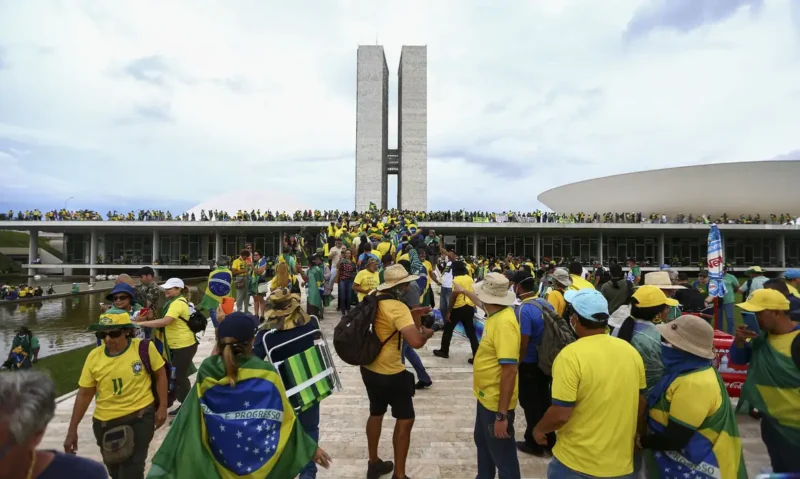 Câmara inaugura exposição para marcar um ano dos ataques de 8 de janeiro