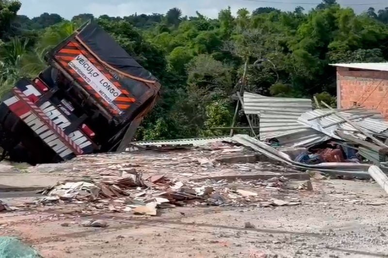 Carreta bitem envolvida em grave acidente no Tarumã (Foto: Reprodução) Carreta desgovernada colide contra caminhão e invade imóveis em Manaus
