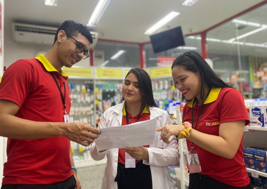 A farmacêutica Letícia Memória decidiu cursar a faculdade de farmácia ainda no ensino médio, e hoje tem uma promissora carreia - foto: divulgação Do call-center à gerência: mercado aquecido para profissionais farmacêuticos