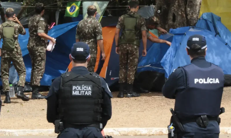 Militares do exército e polícia militar (Foto: Marcello Casal Jr/Agência Brasil) Exército conclui que não houve crime de militares no dia 8 de janeiro