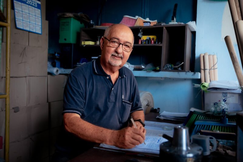 O aposentado, José Tavares, de 72 anos, após ser beneficiado pelo “Idoso Empreendedor” (Foto: Drance Jézus/Sejusc)
Governo do AM : projeto auxiliou mais de 90 idosos a terem renda empreendendo